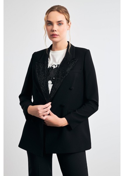 Siyah Yakada Taş Ve Düğme Detaylı Ceket