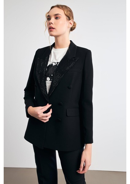Siyah Yakada Taş Ve Düğme Detaylı Ceket indirimleri