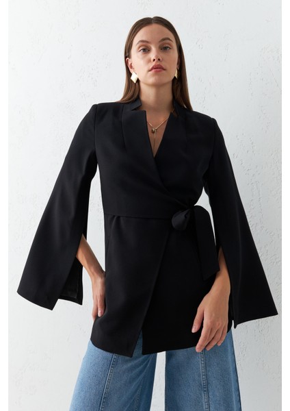 Siyah Kol Detaylı Belde Bağlama Detaylı Ceket