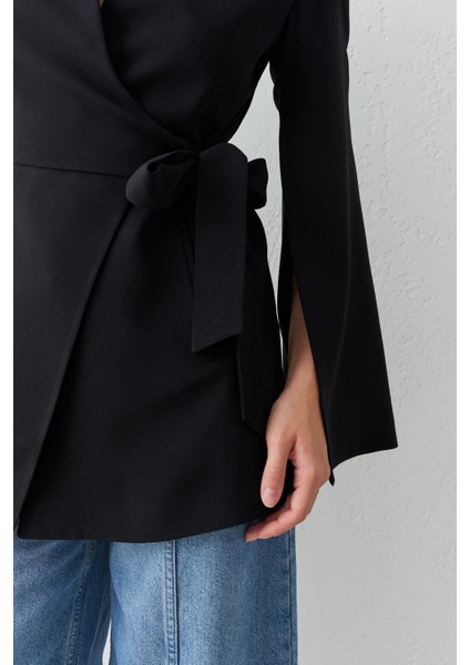 Siyah Kol Detaylı Belde Bağlama Detaylı Ceket fiyatları