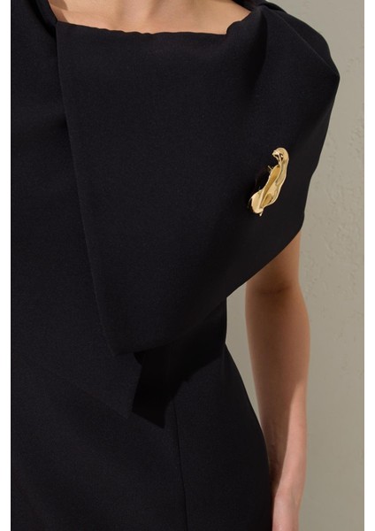 Siyah Yaka Detaylı Tam Kalıp Midi Boy Elbise fırsatları