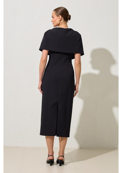 Siyah Yaka Detaylı Tam Kalıp Midi Boy Elbise indirimleri