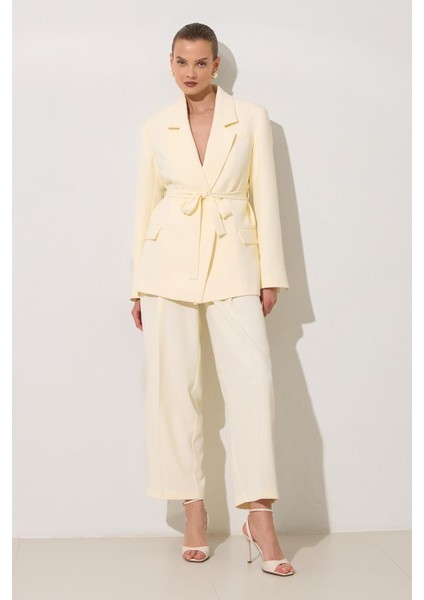 Krem Belden Bağlama Detaylı Ceket Rahat Kesim Pantolonlu Takım fiyatları