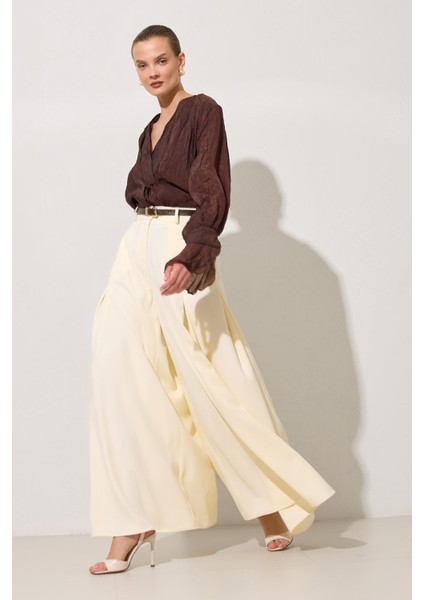 Krem Pile Detaylı Rahat Kesim Kemerli Pantolon modelleri