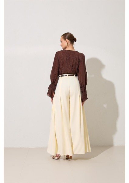 Krem Pile Detaylı Rahat Kesim Kemerli Pantolon fırsatları