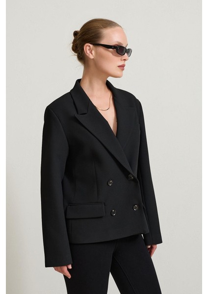 Siyah Asimetrik Kapama Cep Detaylı Ceket