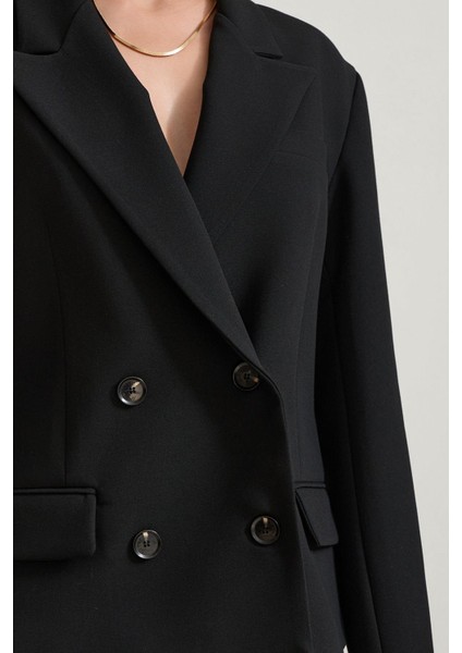 Siyah Asimetrik Kapama Cep Detaylı Ceket fırsatları