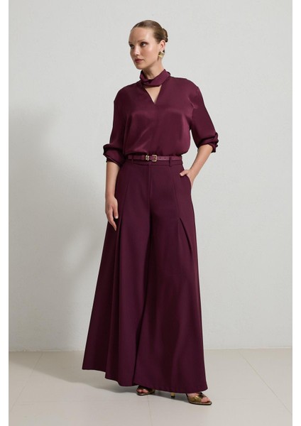 Vişne Pile Detaylı Rahat Kesim Kemerli Pantolon