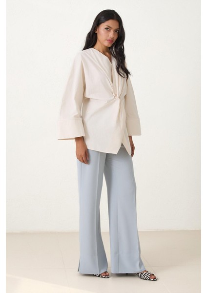 Krem V Yaka Büzgü Detaylı Pamuklu Gömlek