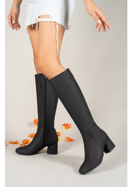 Kadın Mat Siyah Suni Deri Orta Topuklu Çizme – Fermuarlı, Ortopedik Tabanlı, Günlük ve Dış Mekan Kullanıma Uygun