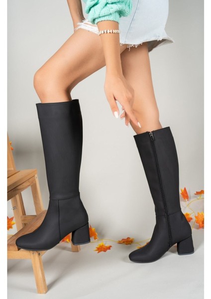 Kadın Mat Siyah Suni Deri Orta Topuklu Çizme – Fermuarlı, Ortopedik Tabanlı, Günlük ve Dış Mekan Kullanıma Uygun