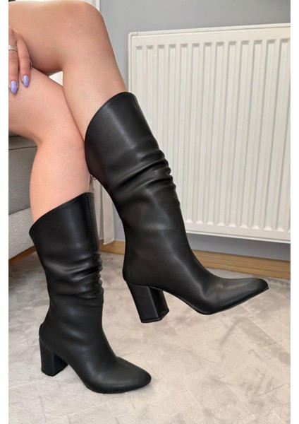 Kadın Saşa Siyah Deri Körüklü Arkadan Fermuarl Kalın Topuklu Sivri Burun Orta Boy Çizme