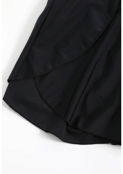 Kadın Siyah Yırtmaçlı Etek Görünümlü Şık Deniz Şortu