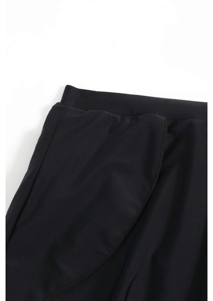 Kadın Siyah Yırtmaçlı Etek Görünümlü Şık Deniz Şortu