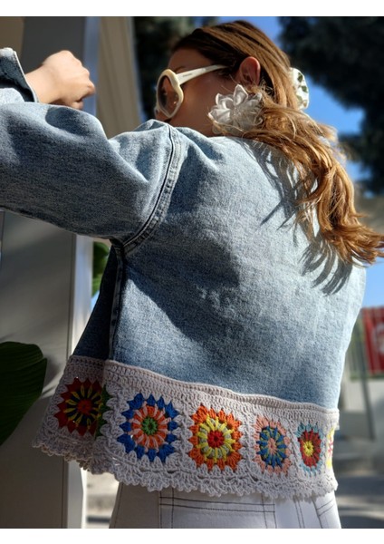 Özel Tasarım El Örgüsü Yaka ve Kenar Detaylı Denim Ceket