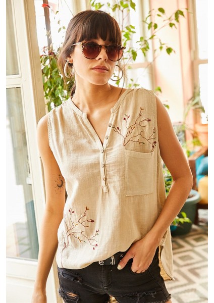 Kadın Ağaç Nakış Işlemeli Düğme Cep Detaylı %100 Pamuk Kolsuz Bluz