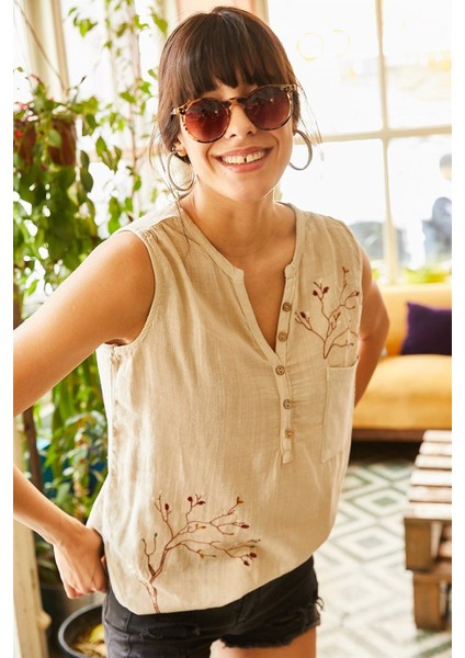 Kadın Ağaç Nakış Işlemeli Düğme Cep Detaylı %100 Pamuk Kolsuz Bluz fiyatları