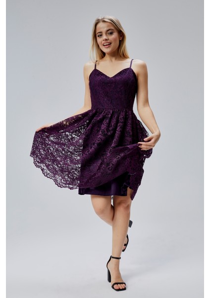 Kadın Dantelli V Yaka Fermuarlı Sırt Detaylı Ayarlanılabilir Omuz Askılı Kısa Elbise HV06063134