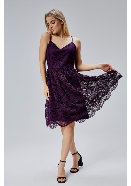 Kadın Dantelli V Yaka Fermuarlı Sırt Detaylı Ayarlanılabilir Omuz Askılı Kısa Elbise HV06063134