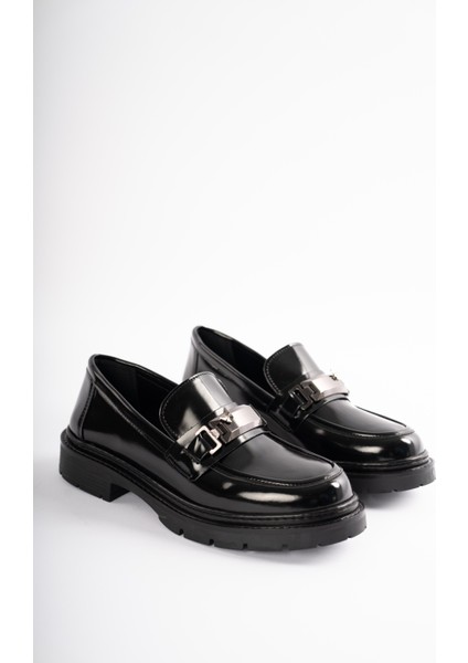 Milora Alçak Topuklu Kemer ve Gümüş Aksesuar Detaylı Kadın Loafer- Siyah Rugan fiyatları