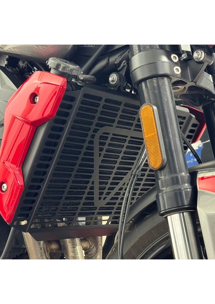Triumph Trident 660 2021-2025 Uyumlu Radyatör Koruma Siyah modelleri