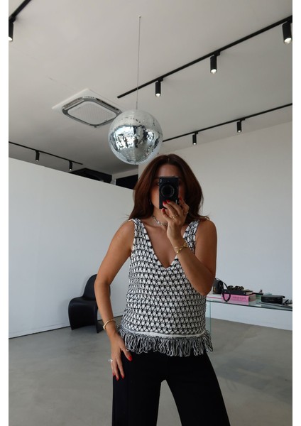 V Yaka Kolsuz Püsküllü Triko Süveter