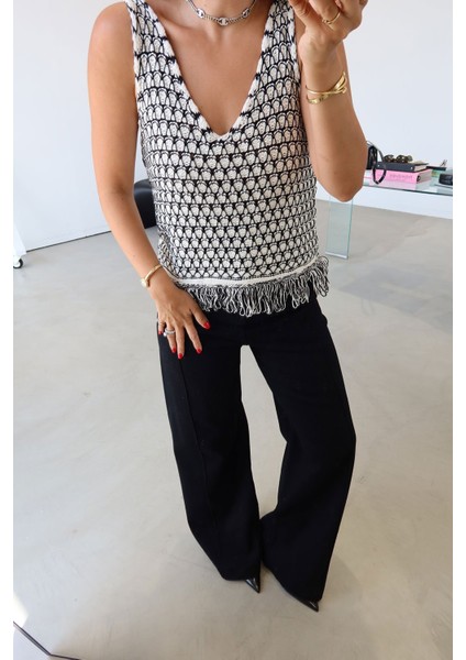 V Yaka Kolsuz Püsküllü Triko Süveter fırsatları