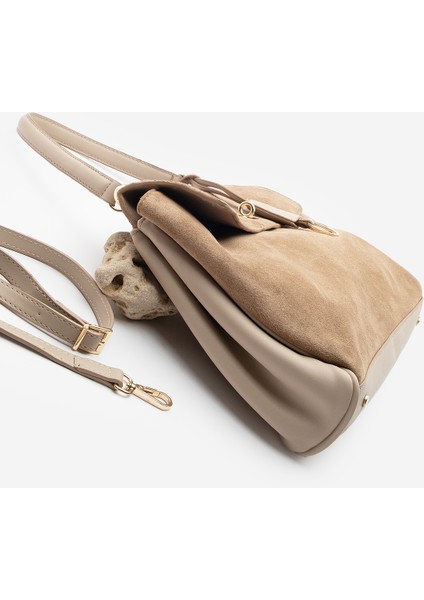 Kadın Hakiki Deri Kilit Detaylı Charmlı El ve Omuz Çantası Rinyas Vizon Süet modelleri