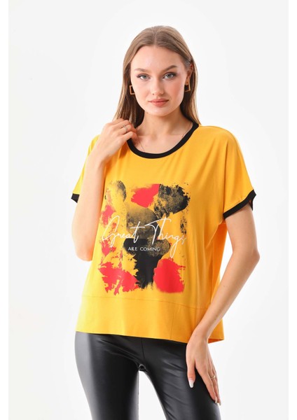 Kadın Desenli ve Yazı Detaylı Kısa Kol Bluz 23085 Sarı