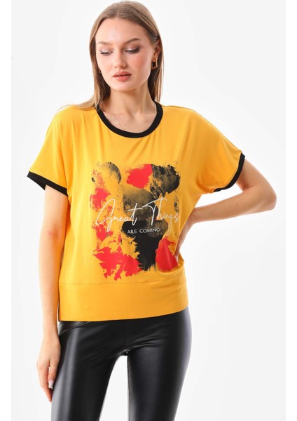 Kadın Desenli ve Yazı Detaylı Kısa Kol Bluz 23085 Sarı modelleri