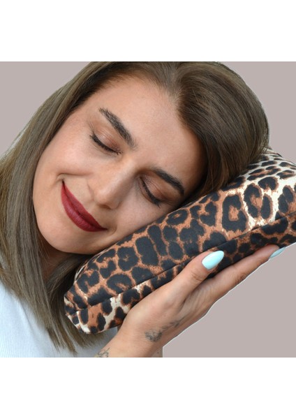 Leopar Desenli Piercing Yastığı, Kulak Boşluklu Yastık, Piercingli Kulak Için Yastık(26 x 26 cm) fırsatları