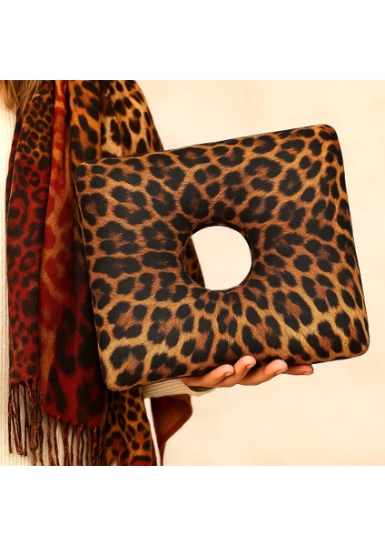 Leopar Desenli Piercing Yastığı, Kulak Boşluklu Yastık, Piercingli Kulak Için Yastık(26 x 26 cm)