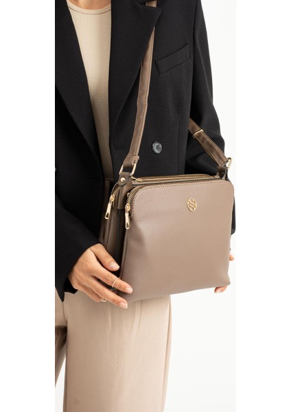 Kadın Suni Deri Ayarlanabilir Çapraz Askılı 4 Bölmeli ve Metal Fermuarlı Omuz Çantası Vizon