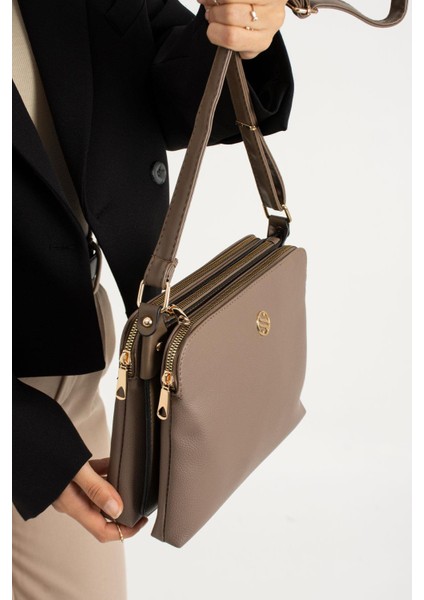 Kadın Suni Deri Ayarlanabilir Çapraz Askılı 4 Bölmeli ve Metal Fermuarlı Omuz Çantası Vizon modelleri