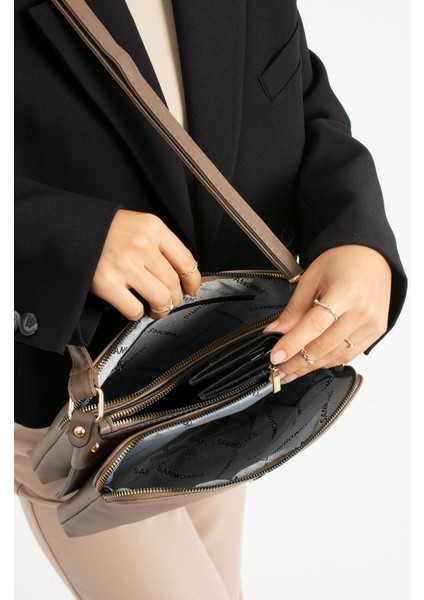 Kadın Suni Deri Ayarlanabilir Çapraz Askılı 4 Bölmeli ve Metal Fermuarlı Omuz Çantası Vizon fırsatları