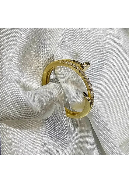 Çivi Desenli Tasşlı Sarı Çelik Yüzük fiyatları