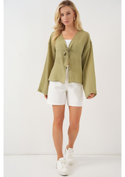 Kadın BDART Fiyonk Bağlamalı Sırsız V-Yaka Bluz Adaçayı Yeşili