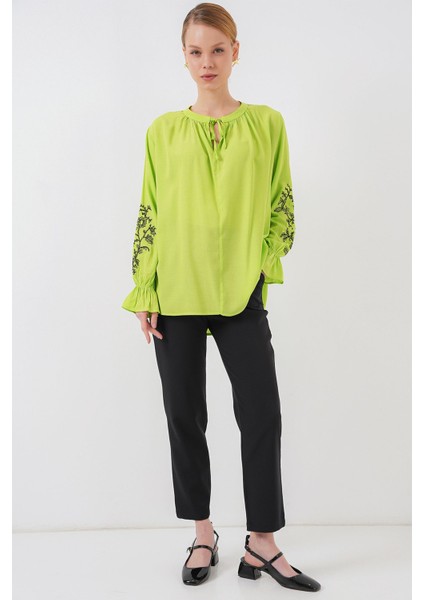 Kadın BDART Bağcık Kapatmalı Nakışlı Yuvarlak Yaka Bluz Green