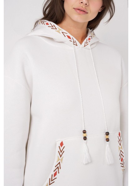 Kadın BDART Ponponlu Kapüşonlu Oversized Sweatshirt Beyaz