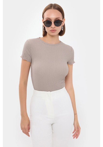 Kadın Buruşuk Dokulu Kısa Kollu Yuvarlak Yakalı Üst Natural