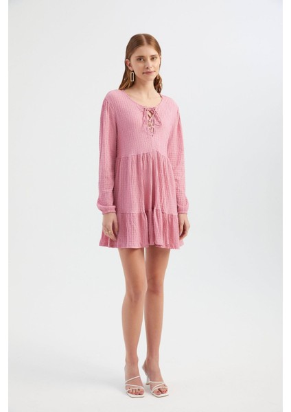 Kadın Elbise: Büzgülü Yuvarlak Yakalı Bağcıklı Katlı Uzun Kollu Mini Elbise Pink