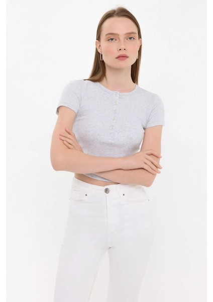 Kadın Düğmeli Kısa Kollu Yuvarlak Yaka T-Shirt Gri
