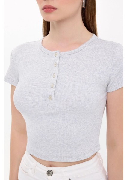 Kadın Düğmeli Kısa Kollu Yuvarlak Yaka T-Shirt Gri