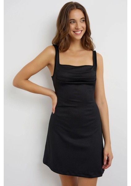 Kadın Kırışıklıklı Kare Yaka Mini Elbise Siyah