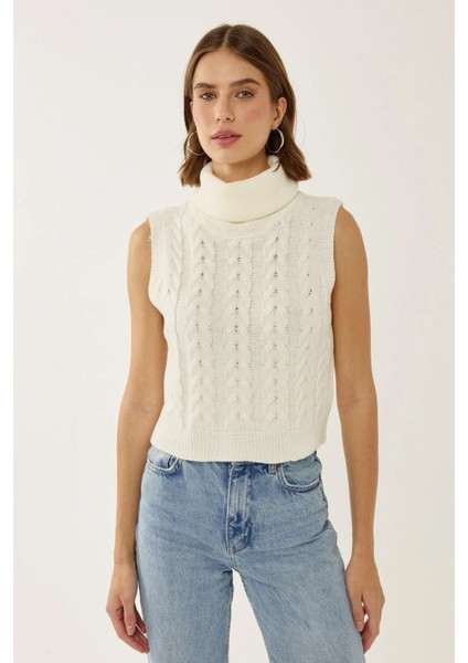 Kadın Saç Örgüsü Desenli Yüksek Yaka Örgü Süveter Tozlu Beyaz
