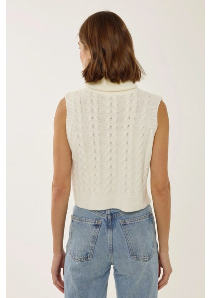 Kadın Saç Örgüsü Desenli Yüksek Yaka Örgü Süveter Tozlu Beyaz