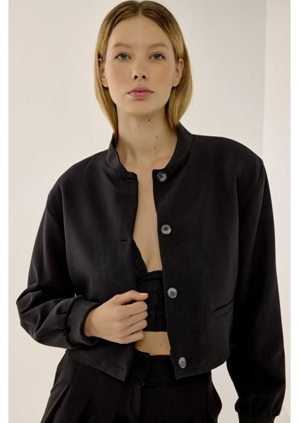 Kadın Kolej Yaka İki Cepli Kısa Ceket Siyah