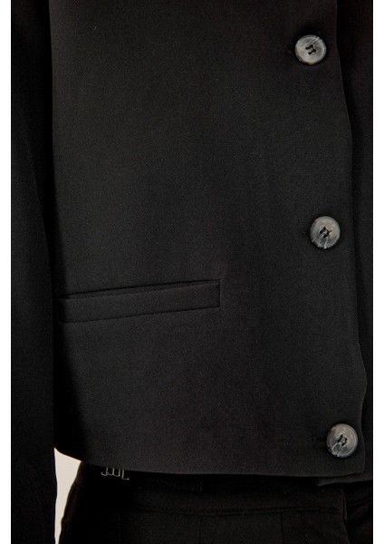 Kadın Kolej Yaka İki Cepli Kısa Ceket Siyah