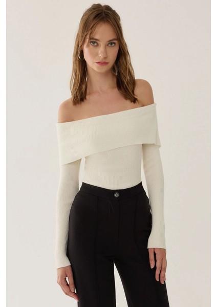 Kadın Omuz Açık Madonna Yaka Triko Üst Tozlu Beyaz