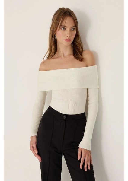 Kadın Omuz Açık Madonna Yaka Triko Üst Tozlu Beyaz